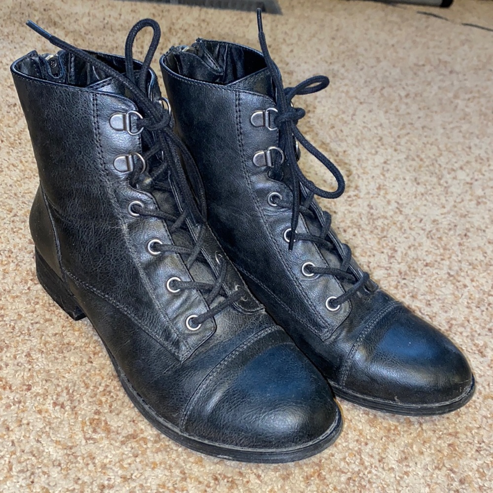 Women’s US size 6 1/2 lace up boots